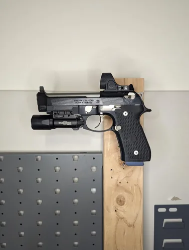 Vista 2 de Soporte de pared para pistolas - Compatible con muchas marcas y modelos Soporte para pistola de almacenamiento