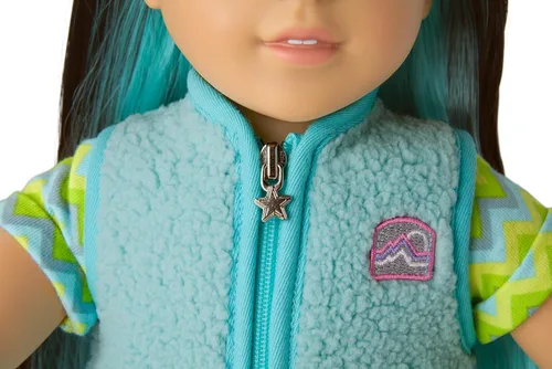 Vista 4 de American Girl Traje de campamento de Corinne's Girl of the Year 2022 para muñecas de 18 pulgadas con una camiseta de jersey de manga corta, chaleco