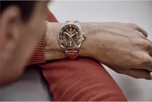 Vista 5 de Victorinox Maverick Ø 43, esfera marrón, reloj de acero inoxidable de dos tonos plateado y oro rosa