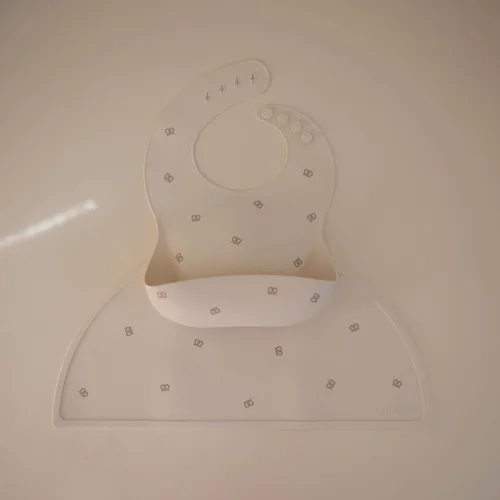 Vista 118 de Mushie - Babero de silicona para bebé, ajustable y resistente al agua (abejas) De 4 a 24 meses, lavable a máquina, correa ajustable