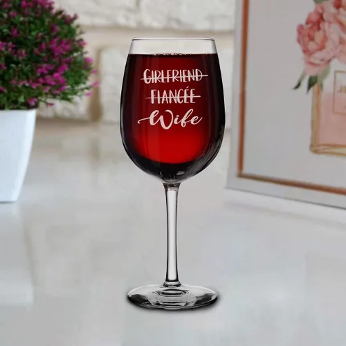 Vista 4 de shop4ever® Juego de 2 copas de vino grabadas con tallo grabado para novio, prometido, esposa, esposa, novios, novios, novias, prometidos, esposas