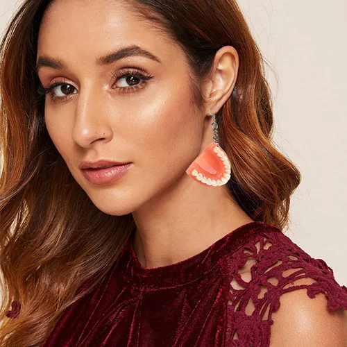 Vista 4 de GBAHFY Aretes de dentadura postiza Aretes colgantes en forma de diente de resina melocotón y blanco para mujer Uso casual, fiesta, festival