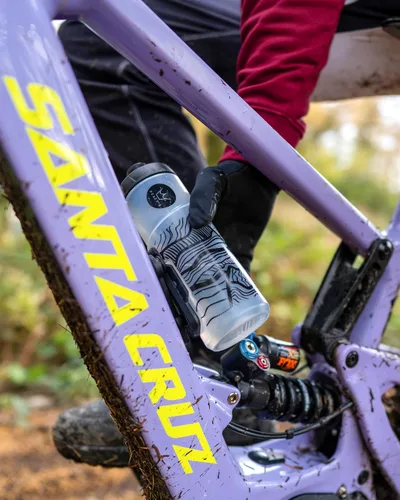 Vista 2 de Peaty's Fidlock Lockin - Botella de agua magnética para bicicleta y soporte, corona/transparente, 20.3 fl oz/ 20 onzas