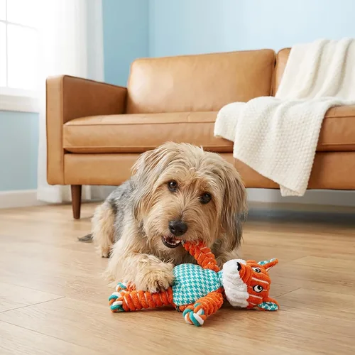 Vista 2 de KONG Floppy Knots - Juguete de cuerda anudada para perros que atrae el juego – Juguete de tirar que satisface los instintos naturales – Suministros
