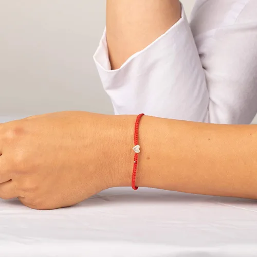 Vista 4 de Pulsera de cuerda roja ajustable, dije de 18 quilates para mujer, hecha a mano en Bali para suerte y éxito, tamaño 6 a 8 pulgadas