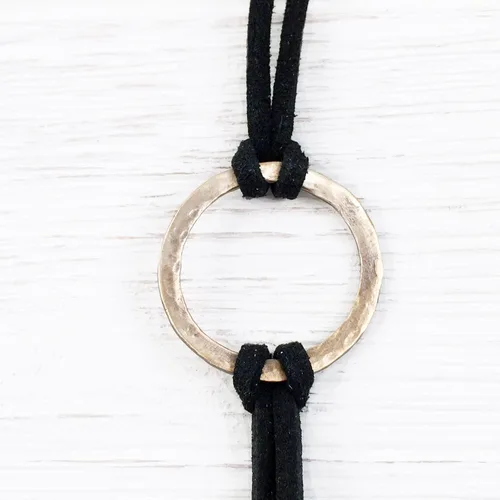 Vista 3 de Pulsera reversible con diseño de círculo infinito de bronce peruano, cordón ajustable de piel de ante sintético negro, pulsera de apoyo de la amistad