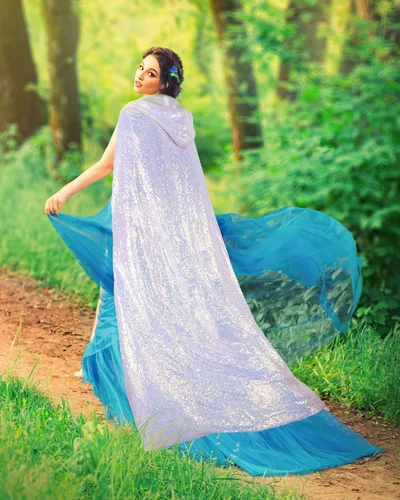 Vista 3 de Suhine Capa de lentejuelas con capucha de princesa Cosplay Blanco deslumbrante