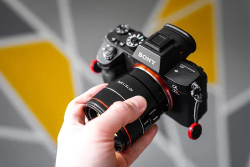 Vista 2 de Rokinon AF 2.953 in F1.8 Lente de teleobjetivo compacto de enfoque automático para Sony FE Mount, negro (IO75AF-E)