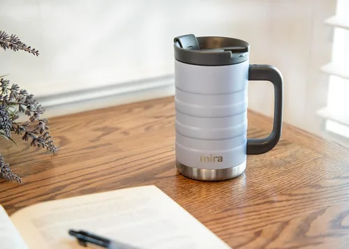 Vista 7 de MIRA Taza de café aislada de 14 onzas con asa, termo de acero inoxidable con tapa segura, taza para bebidas calientes y frías, azul almirante