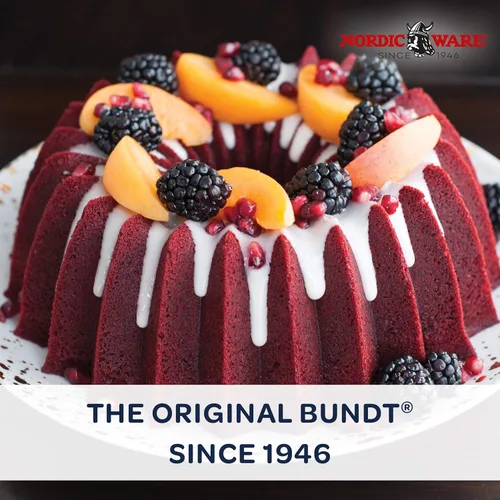 Vista 3 de Nordic Ware Brilliance Bundt Pan Gold Ultimate Bundt - Paquete de herramientas de limpieza