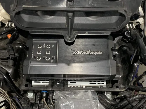 Vista 6 de El soporte de amplificador se adapta a modelos de amplificador Harley Davidson para bicicletas de murciélago 2014 actuales. Montaje compatible