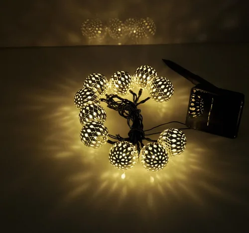 Vista 4 de Modern Home Cadena de luces LED solares - Faroles de globo de metal marroquíes