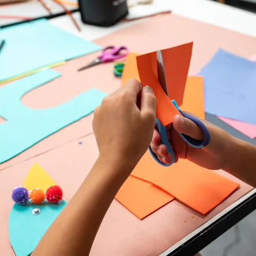 Vista 5 de WA Portman - Tijeras romas para niños, con punta roma de 5 pulgadas, para aulas, suministros de regreso a clases, agarre antideslizante y cuchillas