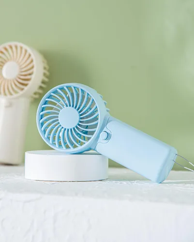 Vista 2 de Mini ventilador portátil (2 pilas AAA, pilas no incluidas) Ventilador de mano ligero perfecto para exteriores, viajes, oficina, senderismo