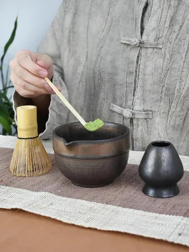 Vista 8 de Artcome Juego de té Matcha de lujo – Kit japonés de 4 piezas con tazón rústico de cerámica esmaltada en negro y asa, batidor de bambú, soporte