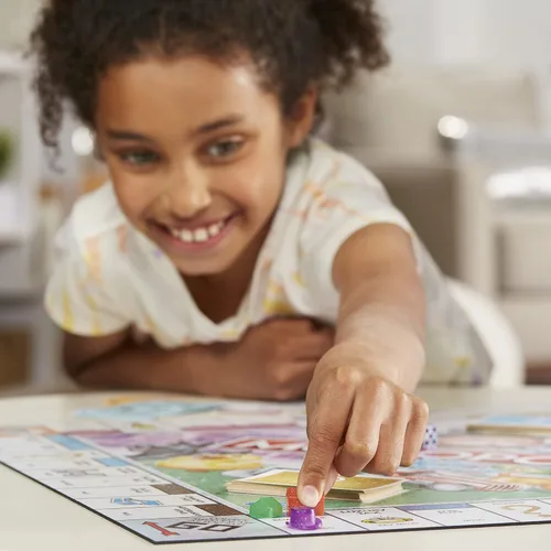 Vista 9 de Hasbro Gaming Monopoly Sparkle Edition Juego de mesa, juegos familiares, con fichas brillantes, dados nacarados, aspecto brillante