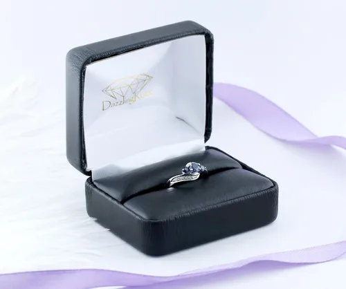 Vista 4 de Dazzlingrock Collection Anillo nupcial redondo de 3 piedras de compromiso con diamantes azules y diamantes blancos de 14 quilates, oro blanco