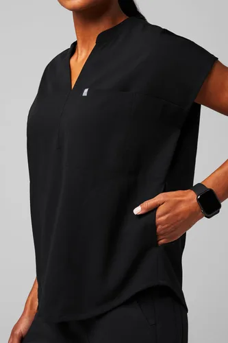 Vista 3 de Fabletics Camiseta médica Evolve de 3 bolsillos para mujer con un ajuste de gran tamaño, MotionTech, elástica en 4 direcciones, resistente a