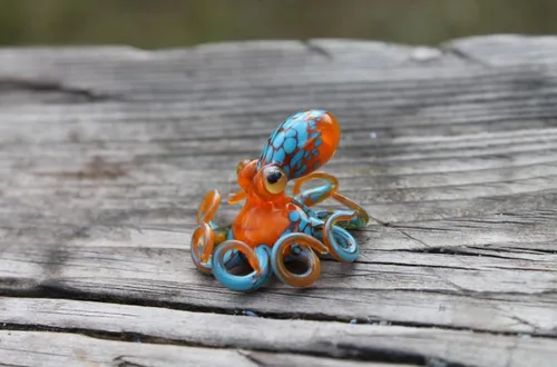 Vista 4 de Mini figura de pulpo de vidrio soplado – Criatura marina naranja y azul hecha a mano – Decoración de animales del océano costero – Escultura náutica