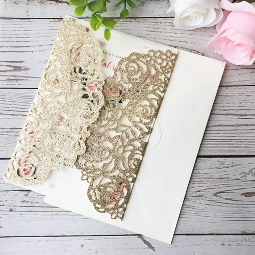 Vista 4 de 50 tarjetas de invitación de boda doradas de 5.12 x 7.28 pulgadas con lazo burdeos cortado con láser, invitación para despedida de soltera Purpurina