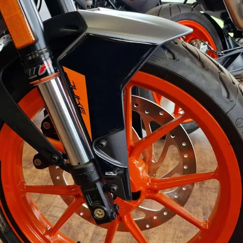 Vista 5 de Adhesivos de resina para motocicleta 3D compatibles con KTM Duke 125 2021 2022. Protección del tanque contra impactos y arañazos. Adhesivos