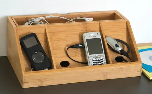 Vista 2 de Lipper International Estación de carga de madera de bambú 812 para teléfonos celulares, iPads, tabletas