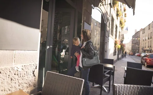 Vista 2 de Babymoov Organizador universal prémium para cochecito Almacenamiento XL, cierre de cremallera completa, portavasos aislado y bolsa para teléfono