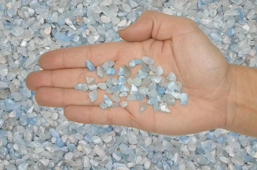 Vista 2 de Fantasia Materiales: 1 libra de piedras de tamaño de chip de aguamarina pulida con tarjeta de identificación