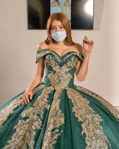 Vista 3 de Vestido de quinceañera bordado de tul dorado con perlas y hombros descubiertos, vestidos de baile de graduación, vestido Charro Sweet 15 2024