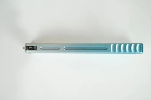 Vista 8 de Nabalis Cuchillo de mariposa ala Balisong Trainer, mango 7075AL, sistema de bujes, canal de diseño de mango, sin afilar, violeta