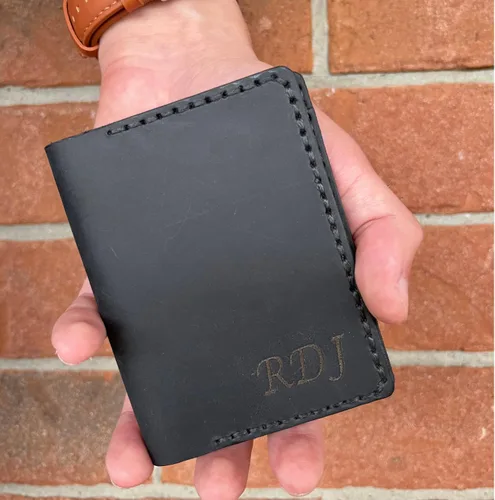 Vista 6 de Cartera minimalista de cuero genuino grabada personalizada para hombres y mujeres, carteras personalizadas con 4 ranuras para tarjetas con llavero