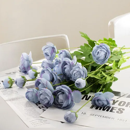Vista 4 de Flores artificiales de seda, ranúnculo, flores falsas, 5 unidades, adecuadas para decoración de núcleos, creación floral de boda, arreglo floral Azul