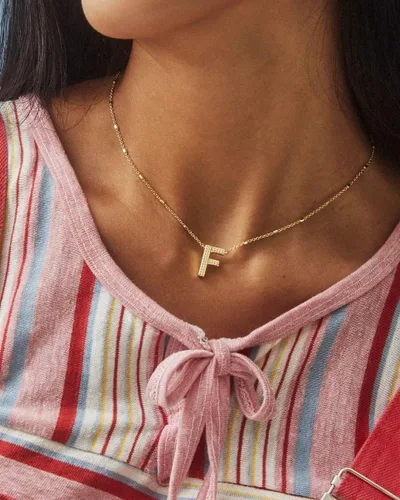 Vista 3 de Kendra Scott Collar con dije de letra, de la A a la Z, para mujer, joyería de moda, latón chapado en oro de 14quilates