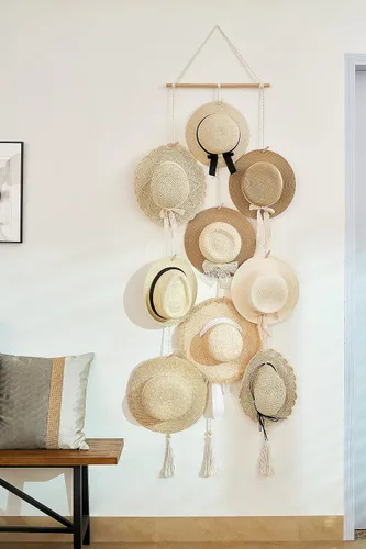Vista 2 de Mkono Perchero para sombreros para pared, organizador de almacenamiento de gorras bohemias con borlas decorativas, soporte de exhibición moderno