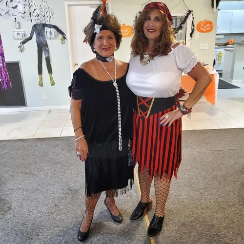 Vista 3 de Wizland Disfraz de pirata para mujer, vestido de pirata de estilo modesto con cinturón y tocado Pirata Clásico para Mujer