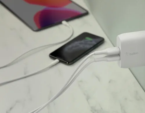 Vista 3 de Belkin Bloque de cargador USB de doble puerto de 24 W, carga rápida para viajes Cargador para iPhone de carga rápida, iPhone 17, Air, Pro, Pro