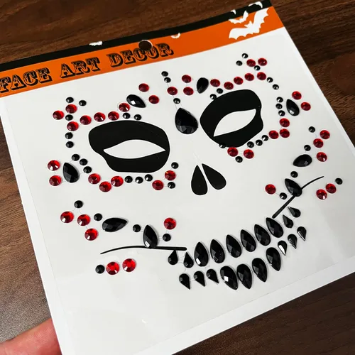 Vista 5 de Paquete de 4 gemas faciales del Día de la Muerte, tatuajes faciales temporales de Halloween, calcomanías de diamantes de imitación para la cara