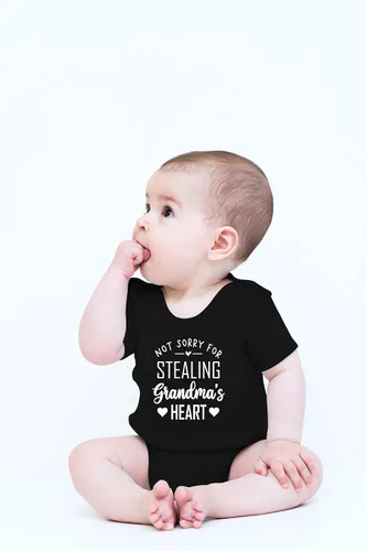 Vista 7 de CBTwear Not Sorry for Stealing Grandma's Heart – Ropa de bebé – Divertido body para recién nacido para niños y niñas