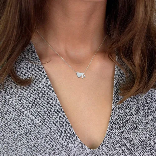 Vista 4 de Glimmerst Collar con inicial de corazón para mujer, de acero inoxidable, pequeño, con letra de corazón, collar con nombre personalizado