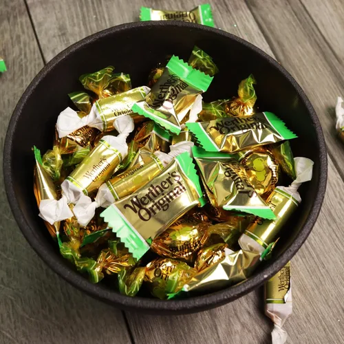 Vista 3 de Caramelos surtidos de caramelo Werther's de manzana, caramelos envueltos individualmente, golosinas temáticas de otoño (3, 3, unidades)