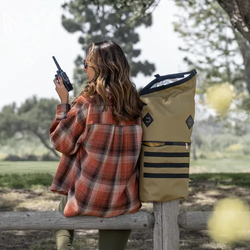 Vista 4 de ~ Bolsa seca AQUA RT Faraday ~ Bolsa seca Faraday a prueba de agua para portátiles, tabletas y dispositivos electrónicos de tamaño mediano ~ Defensa