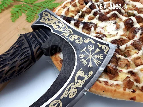 Vista 5 de SHINY CRAFTS® Hacha Cortadora de Pizza Vikinga – Hoja de Acero al Carbono con Grabado Negro y Funda – Auténtico Regalo Medieval para Él, Hacha
