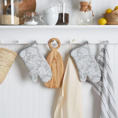 Vista 2 de Martha Stewart Juego de 2 manoplas para horno con diseño floral de vid gris, 7 x 13 pulgadas Vid floral