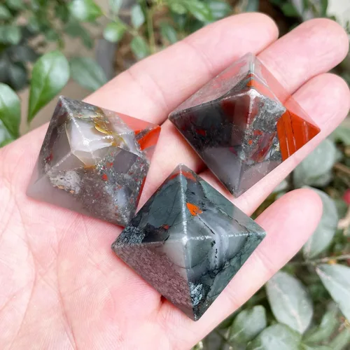Vista 5 de Fekuar Pirámide de piedra de sangre de África natural, generador de energía positiva con punto de cristal curativo, equilibrio de chakras, reiki