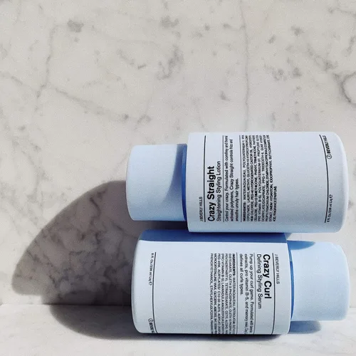 Vista 2 de J Beverly Hills Blue Crazy Curl Defining Styling Serum con vitamina B5 para rizos definidos, 8 onzas