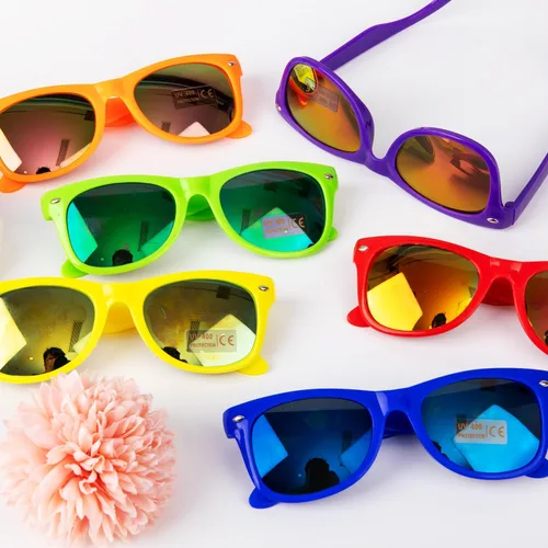 Vista 5 de Paquete de 1224 gafas de sol de neón para fiesta, al por mayor de los años 80, regalos de fiesta retro a granel, gafas clásicas retro para piscina