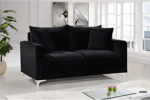 Vista 5 de Meridian Furniture Naomi Collection Modern Sofá de dos plazas tapizado de terciopelo negro contemporáneo con base de acero inoxidable en un