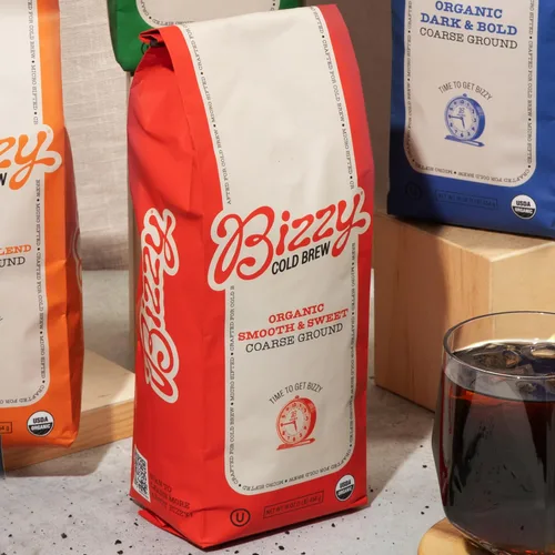 Vista 3 de Bizzy Café orgánico frío Paquete Café molido grueso Suave y dulce 1 libra + jarra oscura y audaz paquete de 4 unidades Paquete de 2