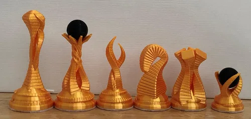 Vista 6 de Juego de ajedrez con temática alienígena – Piezas bellamente diseñadas para un giro exótico fuera de este mundo a un querido juego de ajedrez – Oro