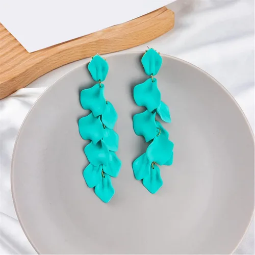 Vista 6 de XYAYOU - Aretes colgantes de pétalos acrílicos, aretes largos de flores de rosa para mujeres y niñas, aretes de flores acrílicas bohemios para fiesta